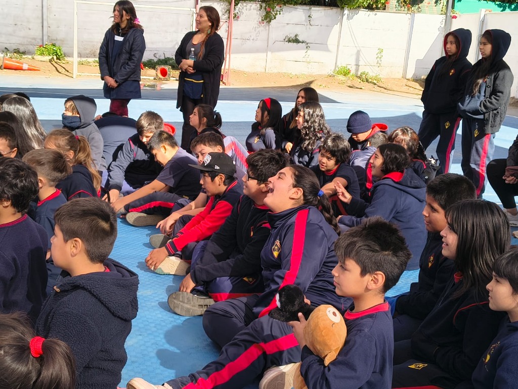 Estudiantes en el patio de la escuela