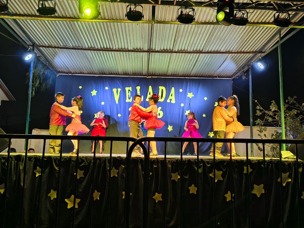 Presentación artística en velada escolar